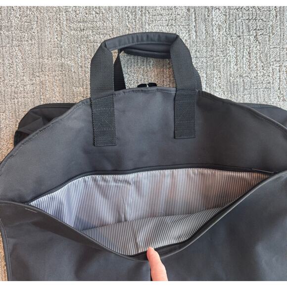Wallybag Garment Bag 40” X 22” X 3”with large exterior pockets Like New - Picture 8 of 14
